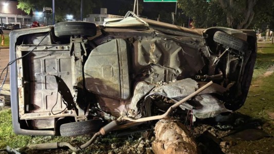 Madrugada trágica: murió un joven de 22 años al chocar contra un poste de cemento