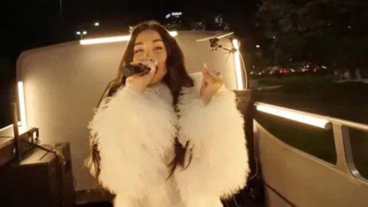 María Becerra presentó su nuevo álbum con un show rodante por las calles porteñas