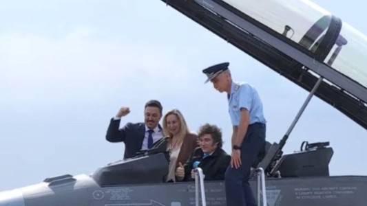 Milei presentó los F-16 y apuntó al kirchnerismo por “demonizar a las Fuerzas Armadas”
