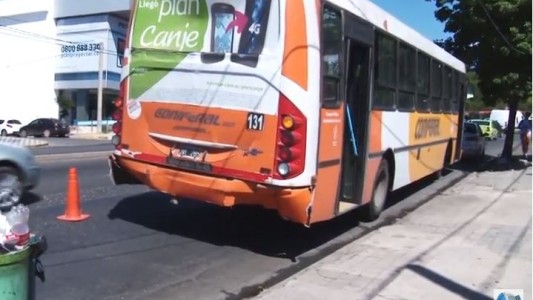 Alta Córdoba: Un camión chocó contra un ómnibus de ERSA