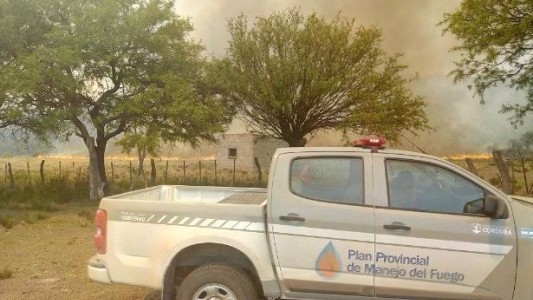 Incendio en Salsacate: Bomberos intentan controlar el foco