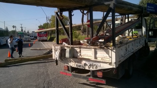 Choque entre un ómnibus y un camión con postes de madera dejó pasajeros heridos