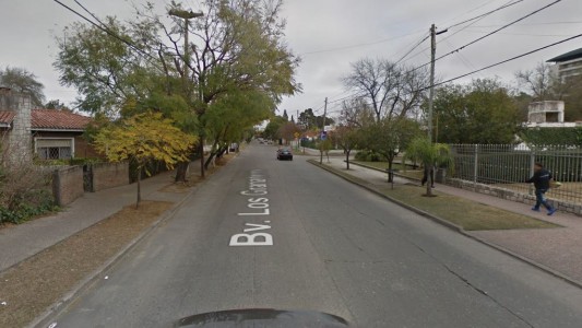 Accidente fatal en Bv. Los Granaderos: Una mujer murió tras choque entre una moto y un auto