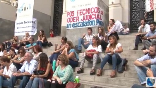 Con una clase pública, judiciales protestaron frente a tribunales 1