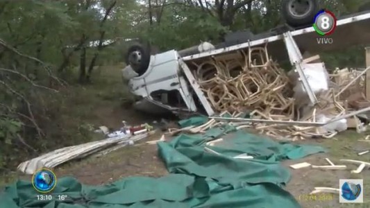 Ruta 19: Volcó un camión que transportaba muebles