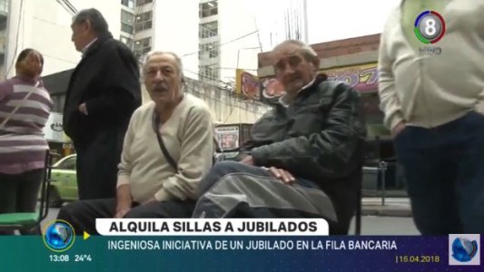Para estar más cómodos: Un hombre le alquila sillas a los jubilados en la puerta del banco