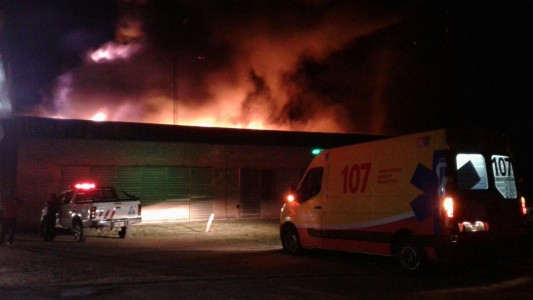 Voraz incendio en una fábrica de colchones