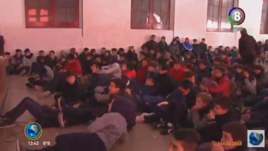 Locura mundial: En el PIO X los alumnos miraron el partido inaugural en pantalla gigante