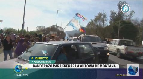 Con un "Banderazo" en la Plaza Federal, reclamaron por la autovía de Punilla