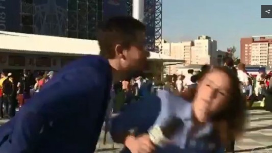 Machismo Mundial: acosaron a una periodista cuando estaba en vivo