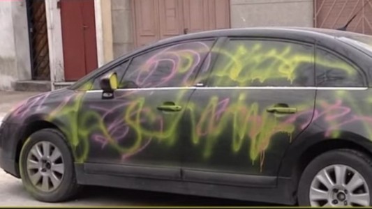 Sacaba fotos y denunciaba a los autos mal estacionados del barrio: le pintaron el auto como venganza