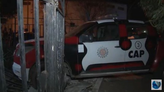 Un patrullero terminó en el jardín de una casa