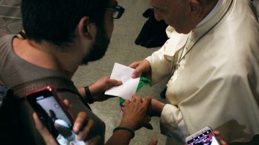 Un argentino le entregó un pañuelo verde y una carta al Papa Francisco pidiendo por el aborto