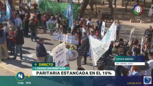 Masivo abrazo en la UNC en reclamo por salarios dignos