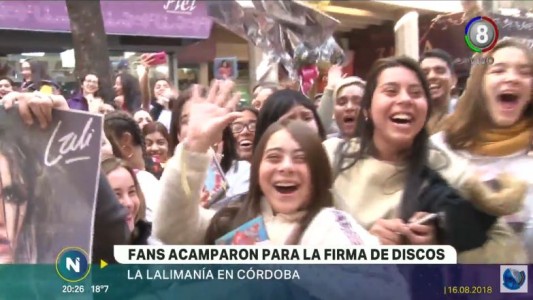Delirio de fanáticas de Lali Espósito en la firma de discos