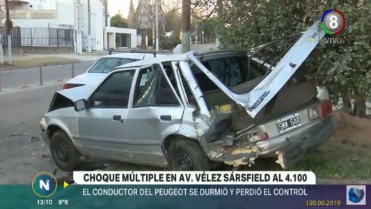 Se durmió y chocó contra dos vehículos