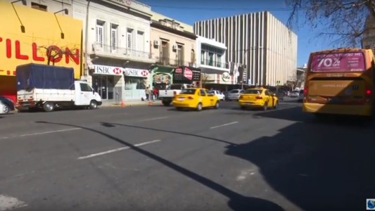 Chocó a una motociclista, la ayudó y recibió una fuerte golpiza