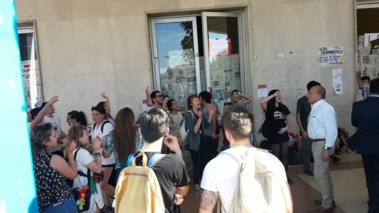 Pabellón tomado: Momentos de tensión mientras evalúan levantar la toma