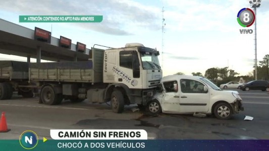 Un milagro: Un camión se quedó sin frenos y chocó a un auto sin causar víctimas