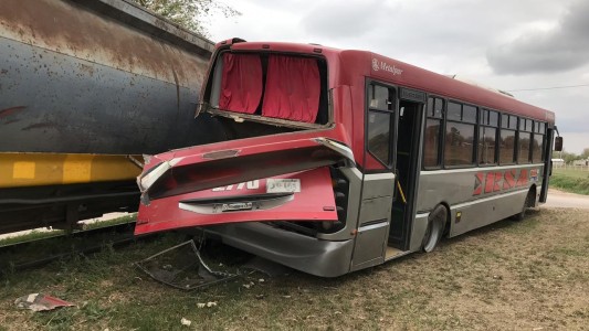 Un ómnibus chocó contra una formación de Trenes Argentinos