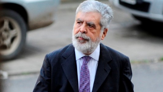 Allanan las viviendas del matrimonio De Vido y sus hijos