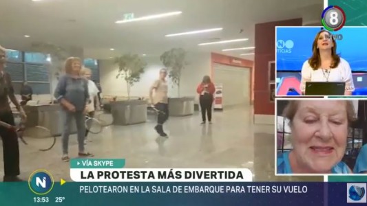 Jugaron al tenis para protestar por demoras en su vuelo