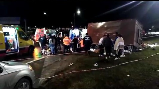 Accidente en Circunvalación: Bajaron a asistir a un camionero y fueron embestidos por otro camión