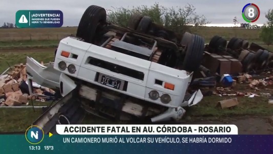 Vuelco fatal en la autopista Córdoba Rosario: Falleció el conductor del camión