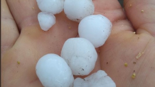 Granizo en Berrotarán sorprendió a los vecinos del sur provincial