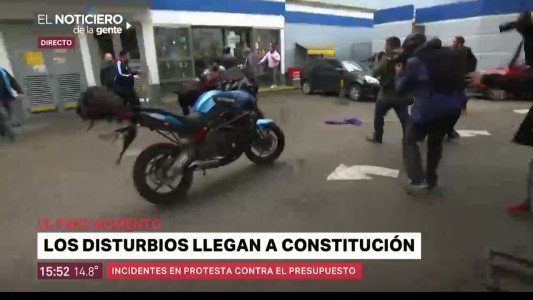 Al menos 27 detenidos tras la violencia frente al Congreso: Diputados trata el Presupuesto