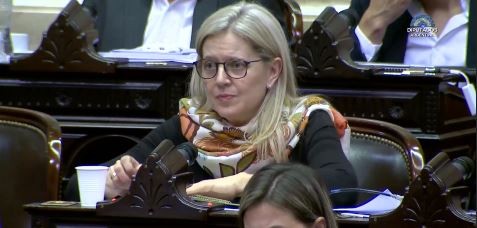 Adriana Nazario homenajeó a De La Sota en El Congreso: "Espero superarlo"