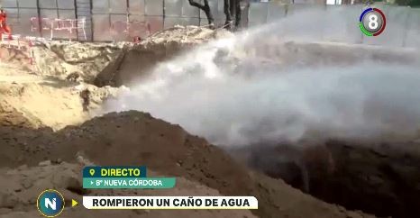 Una retroexcavadora rompió un caño de agua en obra de Plaza España