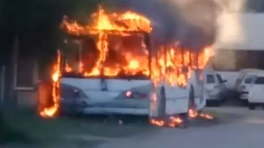 Se incendió un ómnibus a metros de una comisaría