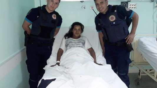 Con la ayuda de dos policías, una joven dio a luz en un patrullero