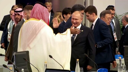 El caluroso saludo de Putin con el príncipe saudita