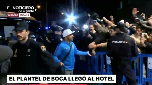 El recibimiento de los hinchas al plantel de Boca en Madrid