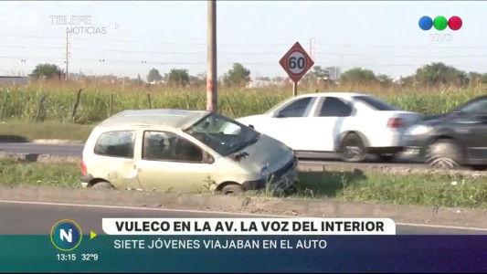 Siete jóvenes resultaron ilesos tras el vuelco de su vehículo