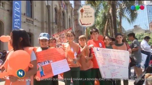 Pintar el mundo de naranja, estudiantes contra la violencia de género