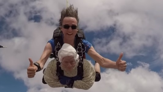 Video| paracaidista a los 102 años