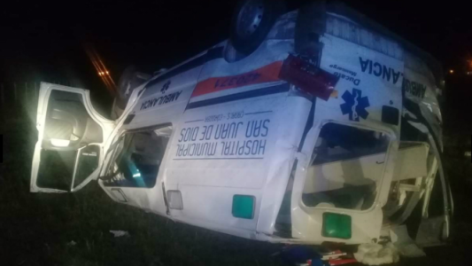 Un paciente de 68 años murió al volcar la ambulancia que lo trasladaba