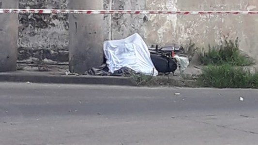 Motociclista murió tras chocar contra un poste