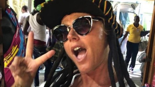 Xuxa se mostró al natural en la playa y sus seguidores la destrozaron