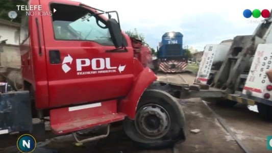 Impactante choque entre un tren y un camión recolector de basura
