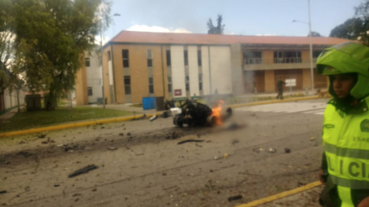 Explotó un coche bomba en una escuela de Policía en Bogotá: al menos 8 muertos