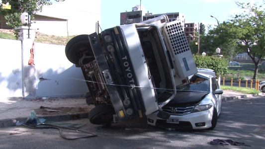 Un camión aplastó a un auto en Costanera y Chaco