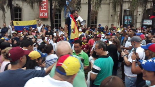 Venezolanos contra Nicolás Maduro en el Patio Olmos