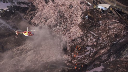 Cedió una represa y arrasó con un pueblo en Brasil: 50 muertos y 300 desaparecidos