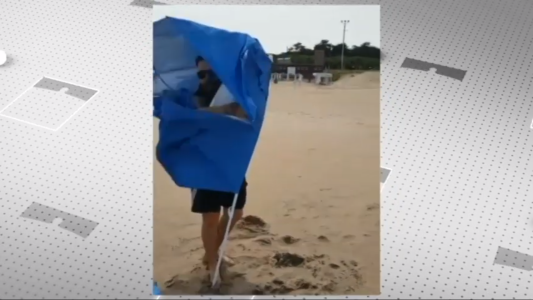 Vídeo viral: Un bahiense enojado por la compra de una sombrilla rota por internet