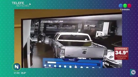 Rompieron la vidriera y robaron una moto en ocho segundos