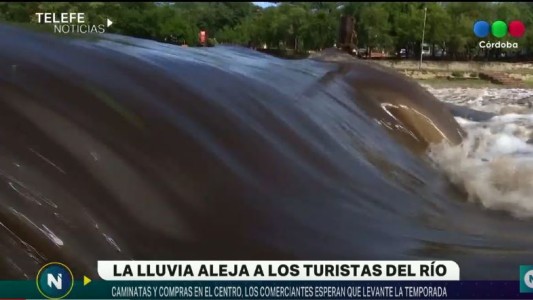 Villa Carlos Paz: Las lluvias alejan a los turistas del río, aseguran que no es una buena temporada